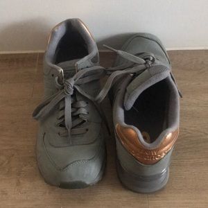 GREY CHUNKY NEW BALANCE- GOLD DETAILS